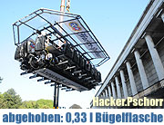 Abgehoben: Vorstellung der Hacker-Pschorr 0,33 l Bügelflasche am Kran in 33 Meter Höhe (©Foto: Ingrid Grossmann)